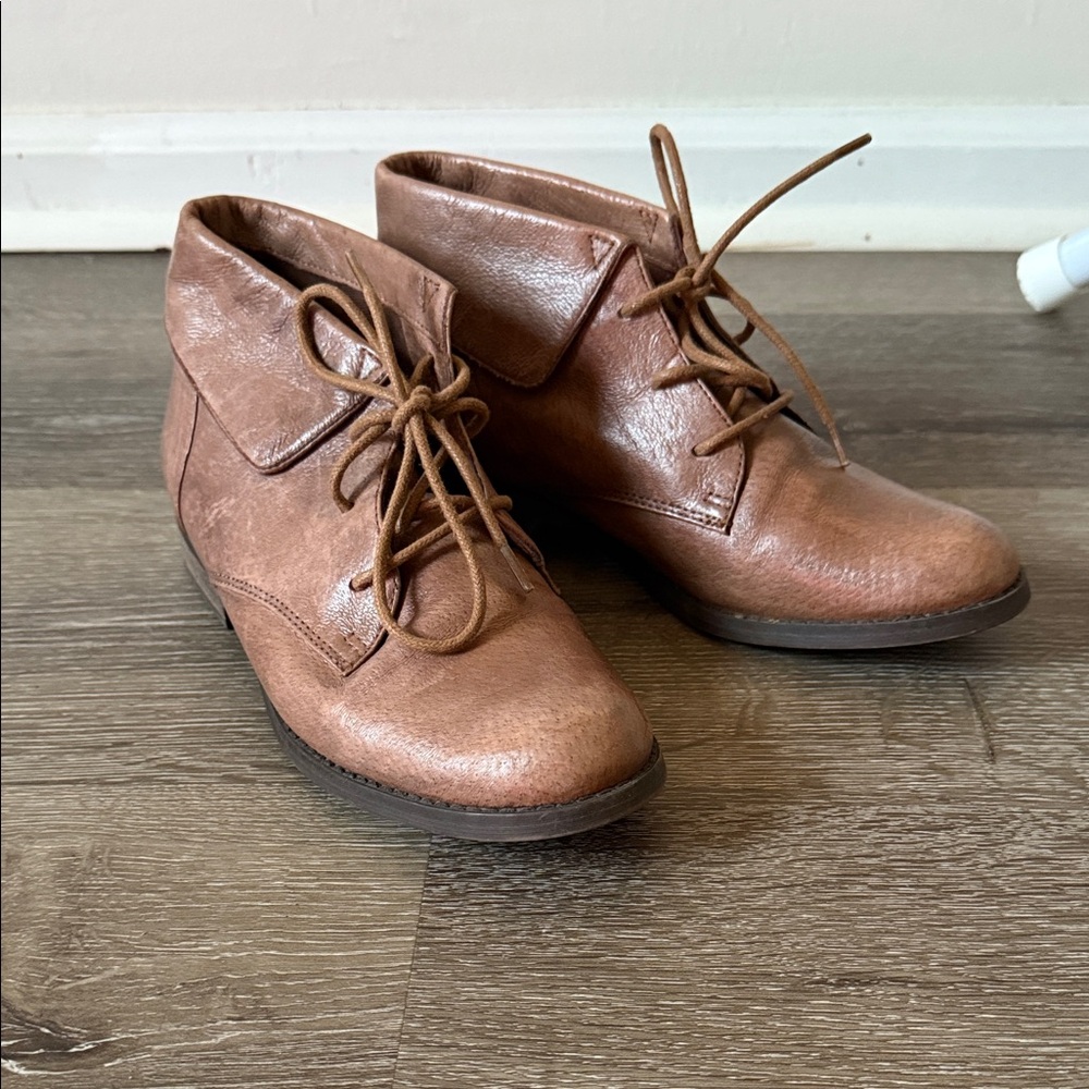 Steve Madden Tan Lace Up Boots